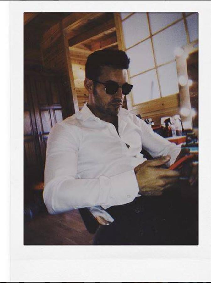 Mario Casas, inmortalizado en el camerino. El actor posaba con unas gafas de sol y marcando mandíbula mientras descansaba en su camerino. La imagen era editada en forma de foto antigua. ¿El camerino será de su rodaje de «Instinto» o el actor tendrá un nuevo proyecto entre manos?