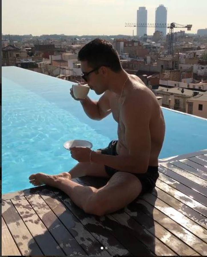 Miguel Angel Silvestre, día relajado en su ciudad favorita, Barcelona. El actor español disfrutaba tranquilo en una piscina de lo mas chic con vistas de Barcelona, mientras se tomaba un café disfrutando del paisaje y del buen tiempo.