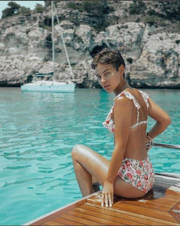 Laura Escanes explota su cuenta con fotos de Menorca. La joven influencer continua dando envidia a todos sus seguidores de lo bien que se lo ha pasado en la isla. Ha llenado todo su Instagram de fotos en la ciudad y por lo que parece todavía le queda para dar y regalar. La variedad de bikinis con los que se le ha visto no tiene límites.