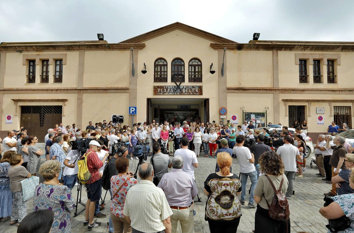 En imágenes, la concentración en Pilas por los asesinatos de Pau