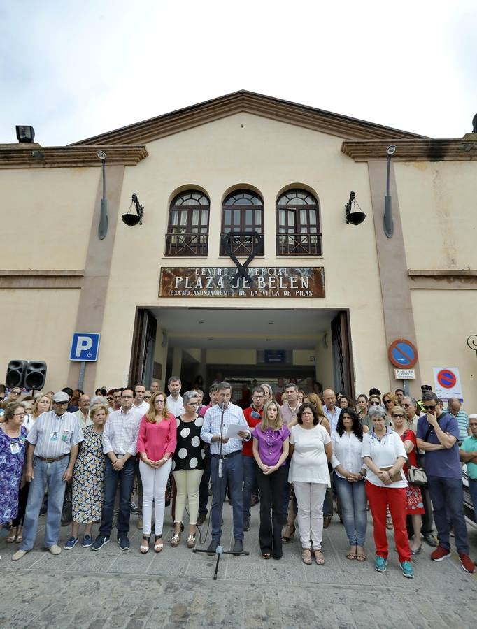 En imágenes, la concentración en Pilas por los asesinatos de Pau