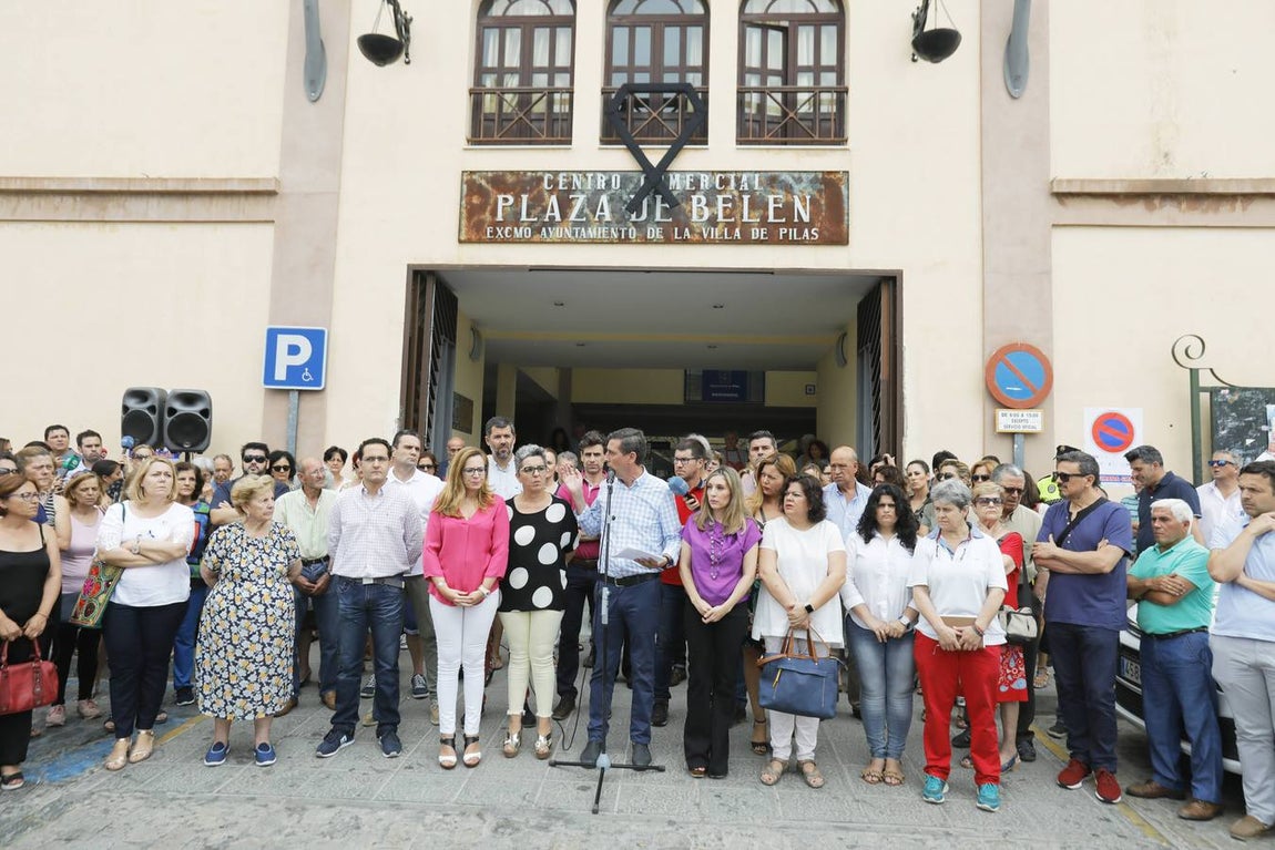 En imágenes, la concentración en Pilas por los asesinatos de Pau