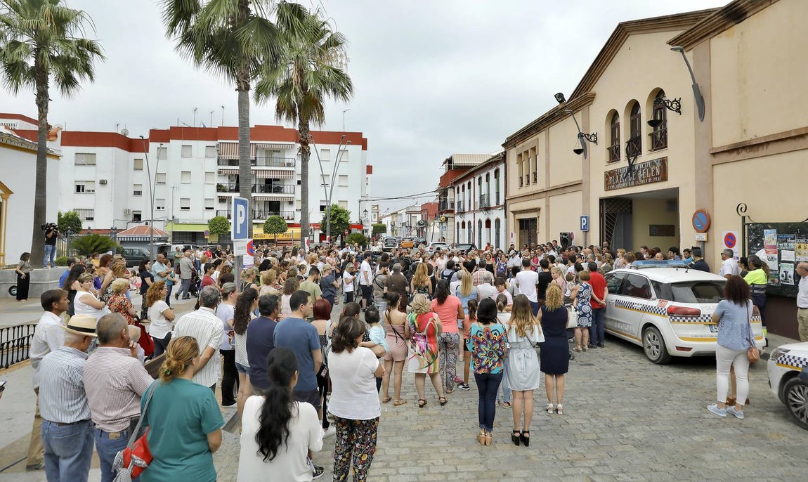 En imágenes, la concentración en Pilas por los asesinatos de Pau
