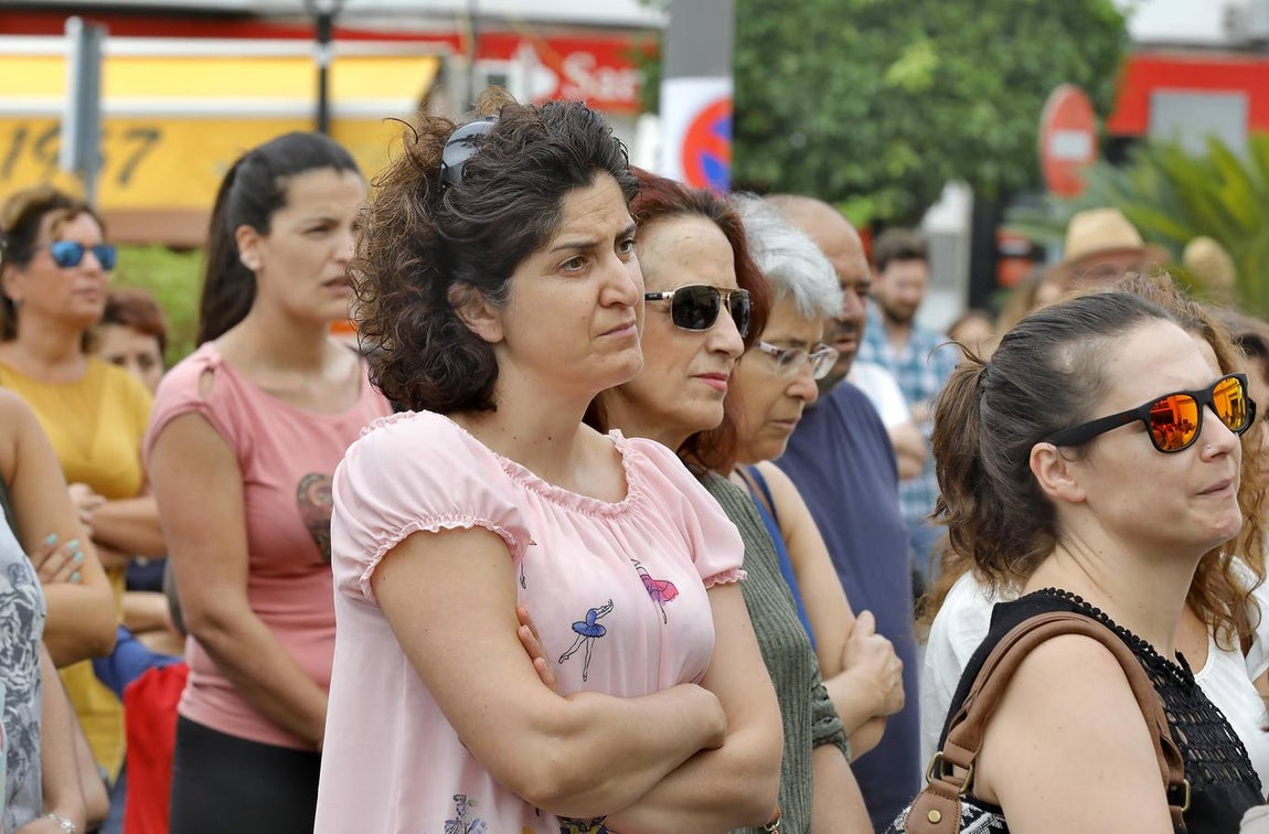 En imágenes, la concentración en Pilas por los asesinatos de Pau