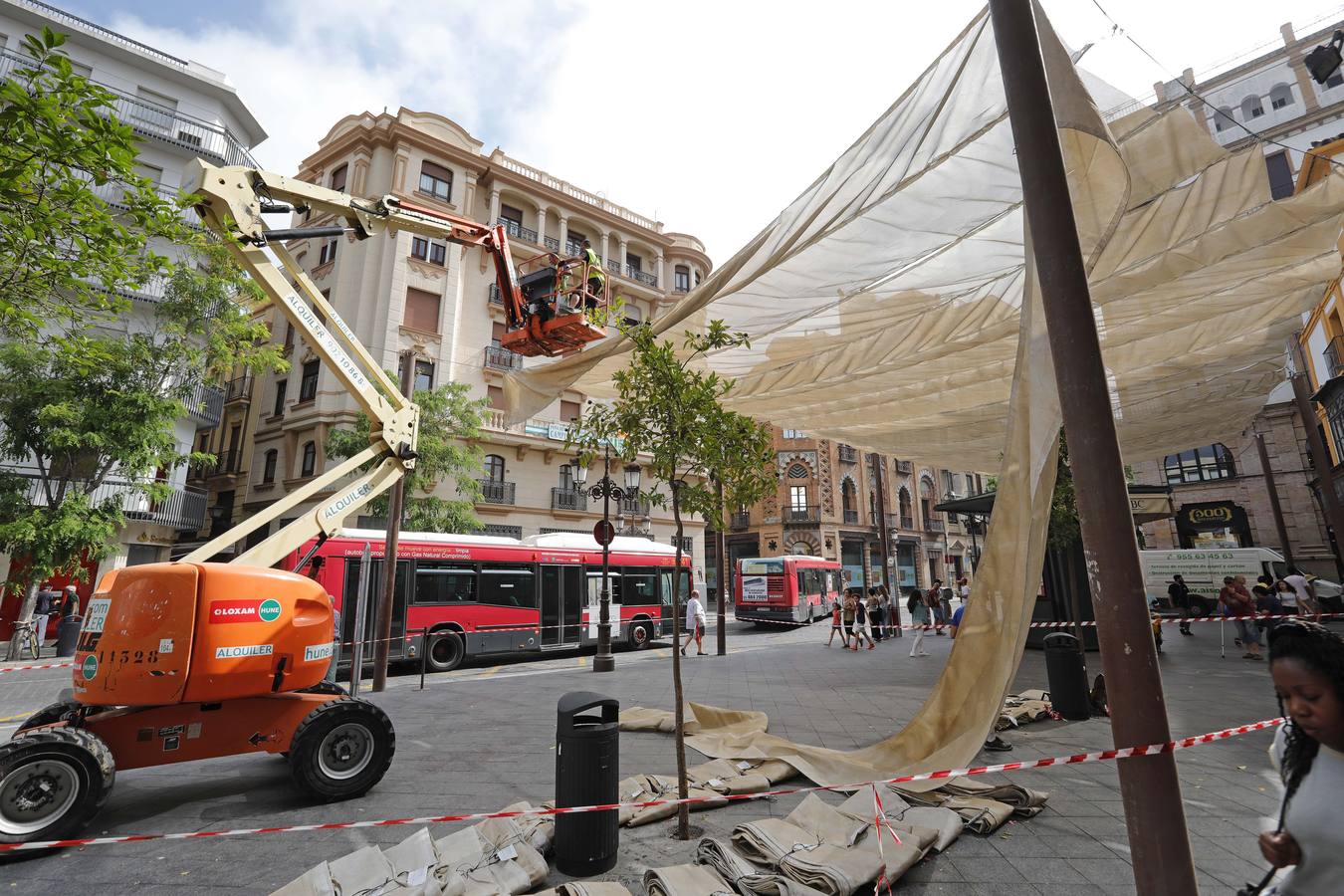 Colocación de toldos en el Centro de Sevilla por el calor