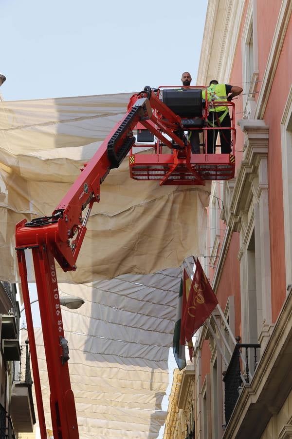 Colocación de toldos en el Centro de Sevilla por el calor