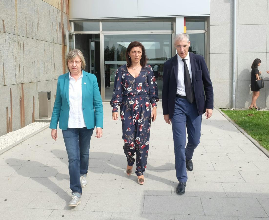 Representantes de las diferentes Consellerías. De derecha a izquierda: la conselleira de Mar, Rosa Quintana Carballo, la conselleira de Medio Rural, Ángeles Vázquez Mejuto, y el conselleiro de Economía, Empleo e Industria, Francisco Conde López.