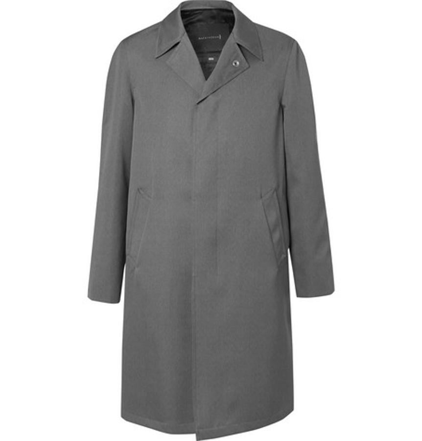 Gabardina de Mackintosh. Gabardina de lana mélange suave en tonos grises y de corte recto que pertenece a la colección ‘0002’ de Mackintosh que puedes adquirir al 50% de su precio original. Precio: rebajado de 995 euros a 497,50.