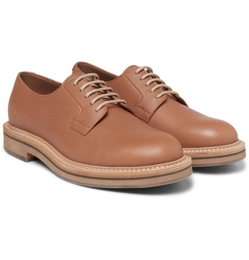 Zapatos Brunello Cucinelli. Es momento de incluir en tu armario la calidad y la elegancia italiana de Brunello Cucinelli con este par de zapatos estilo derby fabricados en cuero liso con un tono bronceado neutro y marrón. Precio: rebajado de 890 a 445 euros.