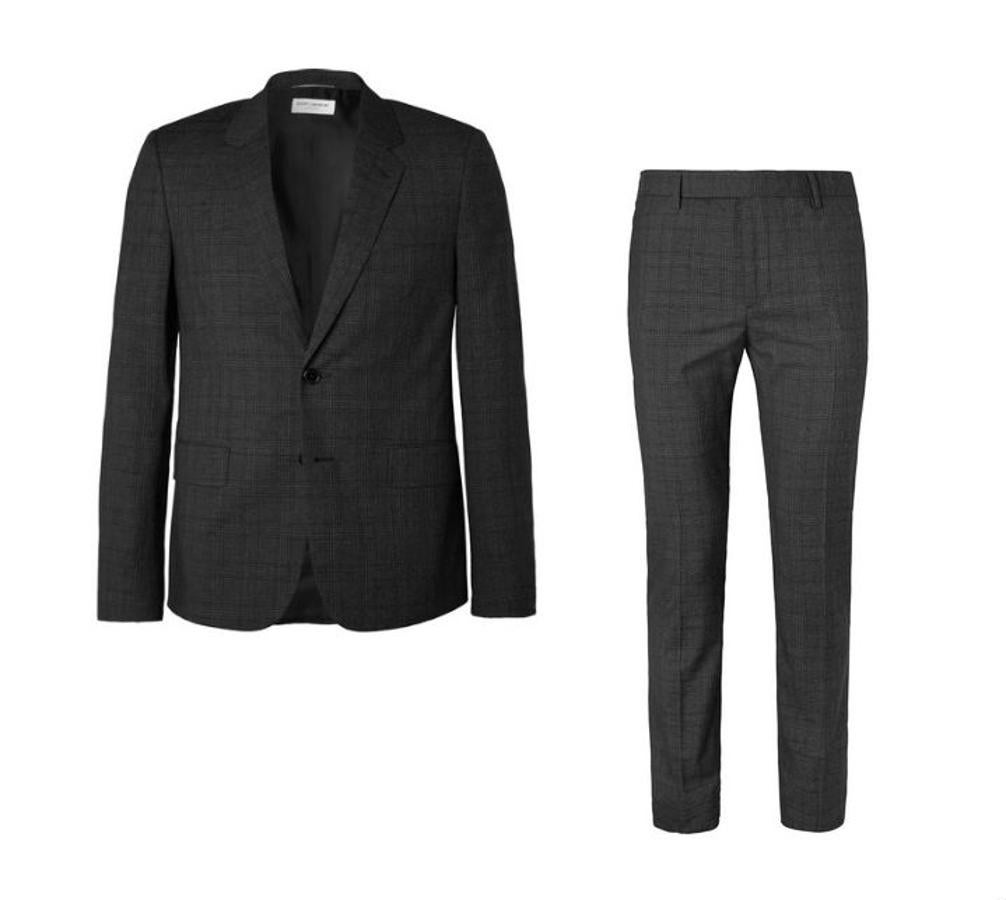 Traje de Saint Laurent. Traje gris oscuro de corte ajustado firmado por Saint Laurent a partir de una mezcla de lana virgen con un toque de seda. Precios: chaqueta rebajada de 1790 a 1074 y pantalón rebajado de 550 euros a 330.
