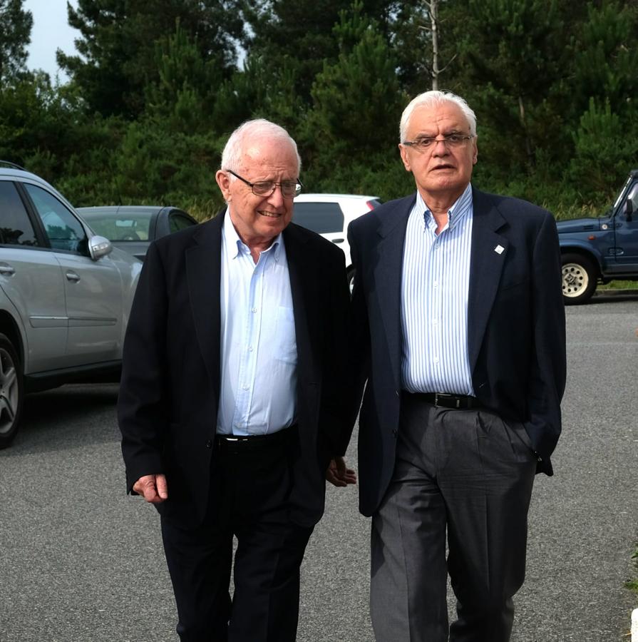 Real Academia Galega. A la derecha, el actual presidente de la Real Academia Galega, Víctor Freixanes a su llegada al tanatorio donde descansan los restos de Albor.