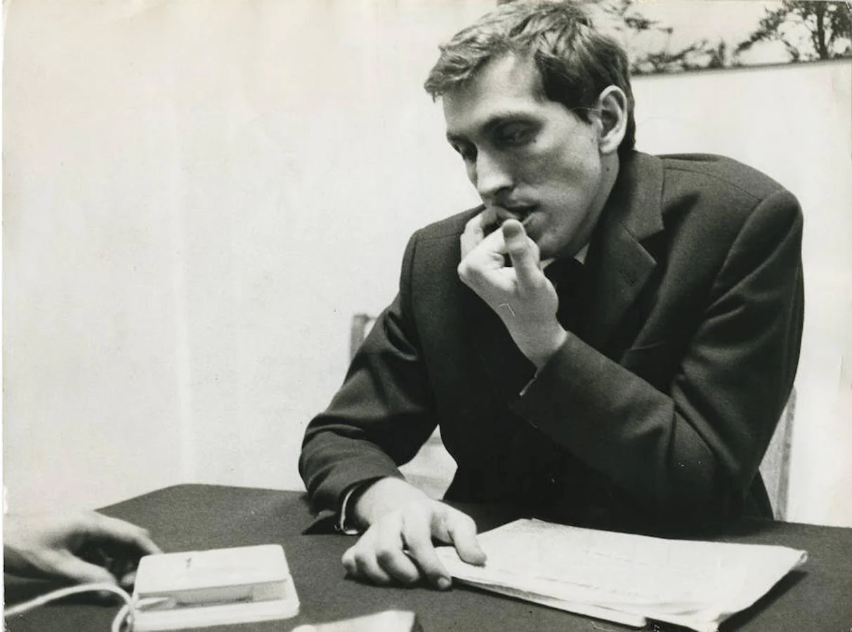 El jugador de ajedrez Bobby Fischer mordiéndose las uñas en el campeonato del mundo de 1972. 