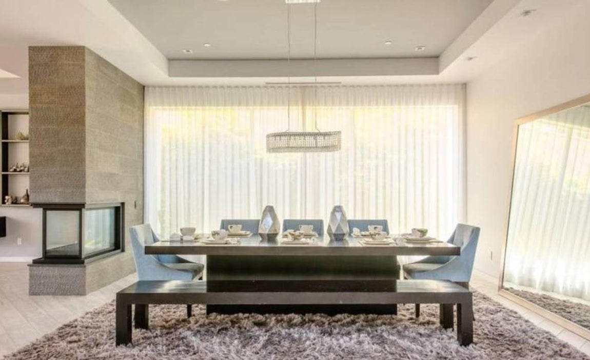 Chimeneas. A pesar de que en esta zona la temperatura es templada durante todo el año, en la vivienda hay muchas chimeneas de diseño moderno, construídas con vidrio y hormigón