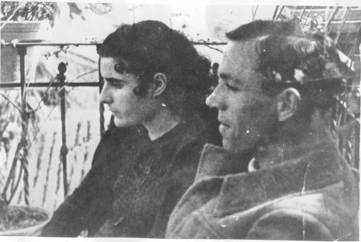 Miguel Hernández y su mujer, Josefina Manresa en Jaén. 