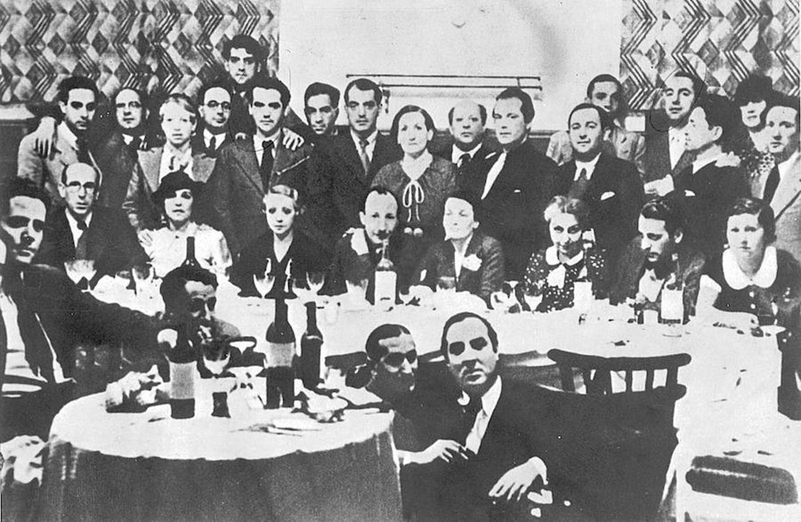 Homenaje al pintor Hernando Viñés en 1936. En la imagen, entre otros, Pepe Caballero, Ugarte, García Lorca, Buñuel, Alberti, Miguel Hernández, Neruda, Teresa León y el homenajeado, Hernando Viñés.
