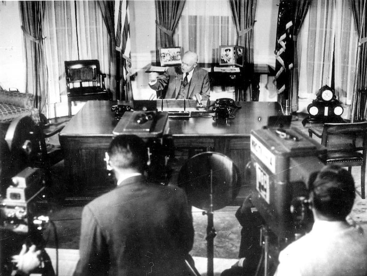 Mensaje de Eisenhower desde su mesa de trabajo a la televisión y la radio para dar sus impresiones de la Conferencia de Ginebra. 