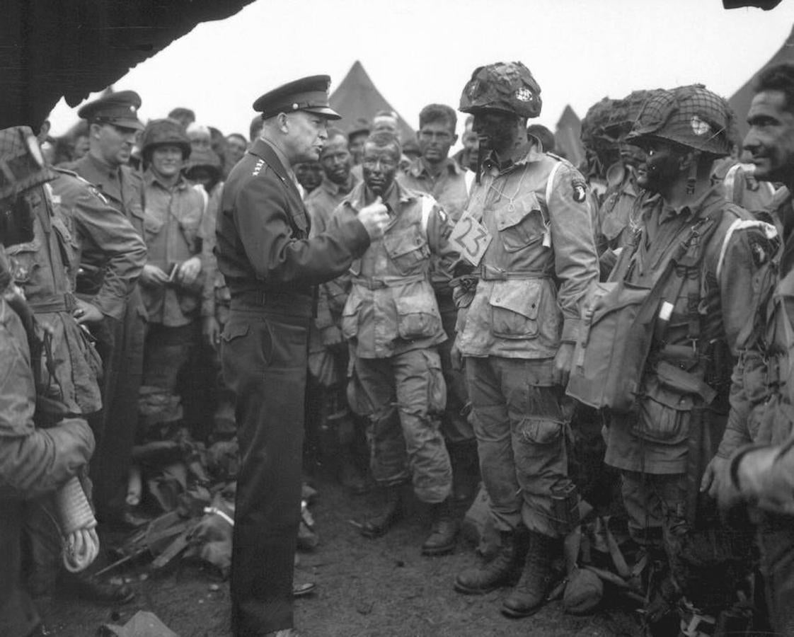 Eisenhower dando órdenes a los paracaidistas en 1944. 