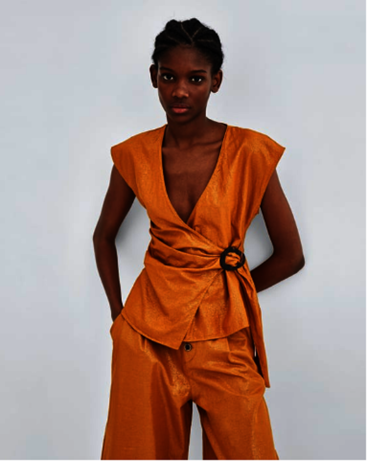 Pantalones de brillo. los pantalones con brillo son una gran opción para las noches de verano permiten ir a la última con un toque de lo más glamuroso.   Zara