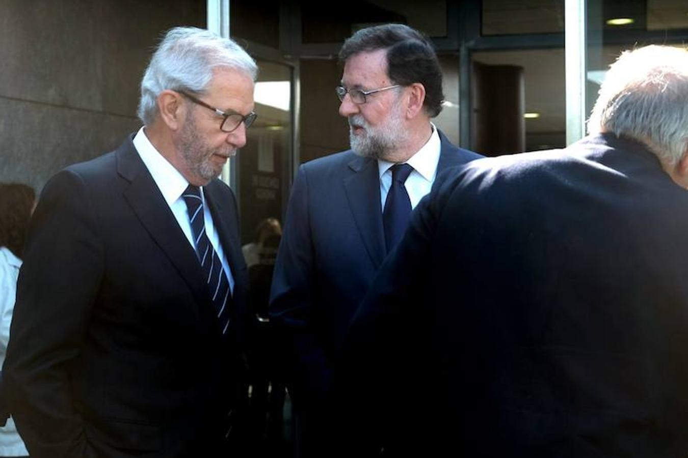 Charla de expresidentes. Emilio Pérez Touriño y Mariano Rajoy han departido brevemente a la salida del tanatorio.