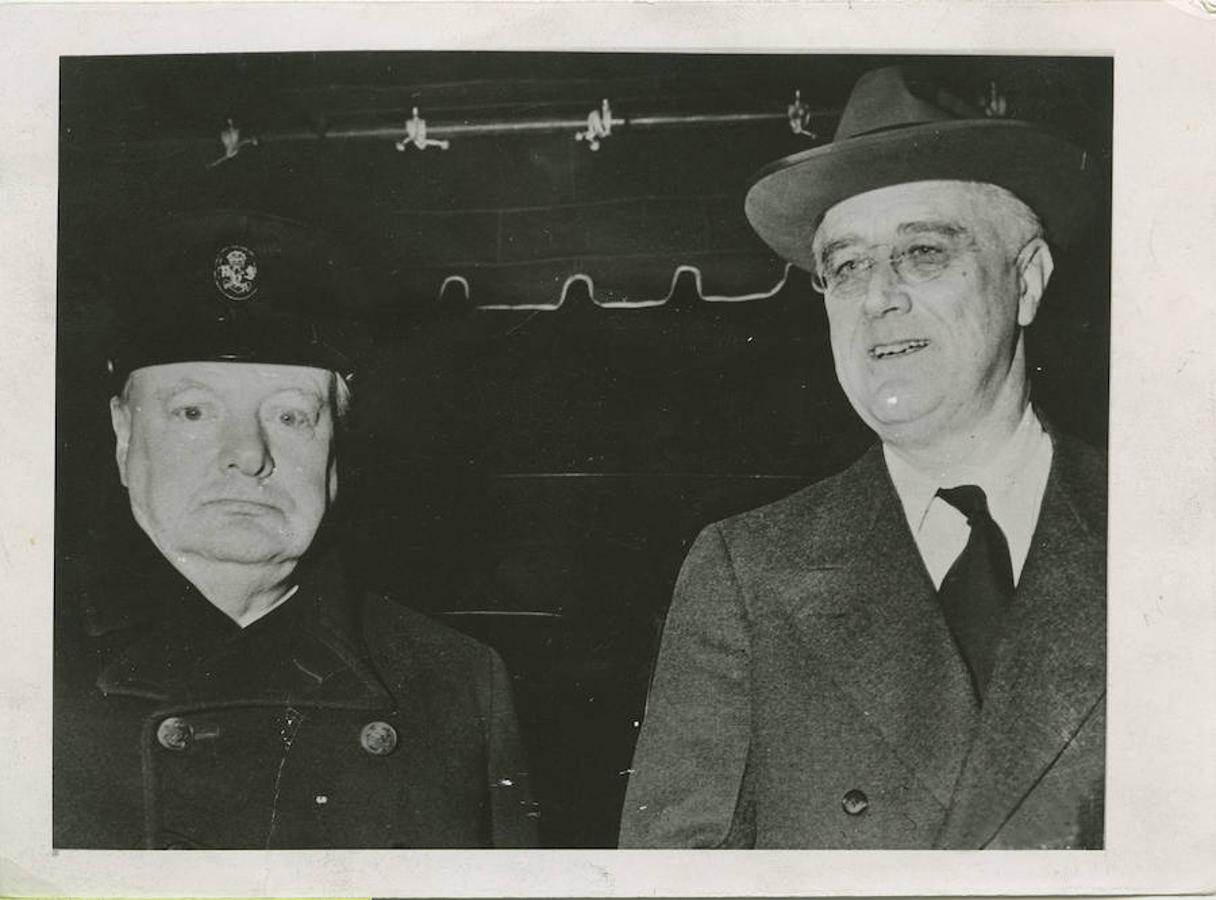 El presidente de los Estados Unidos Franklin D. Roosevelt y el primer ministro inglés, Winston Churchill tras reunirse.. 