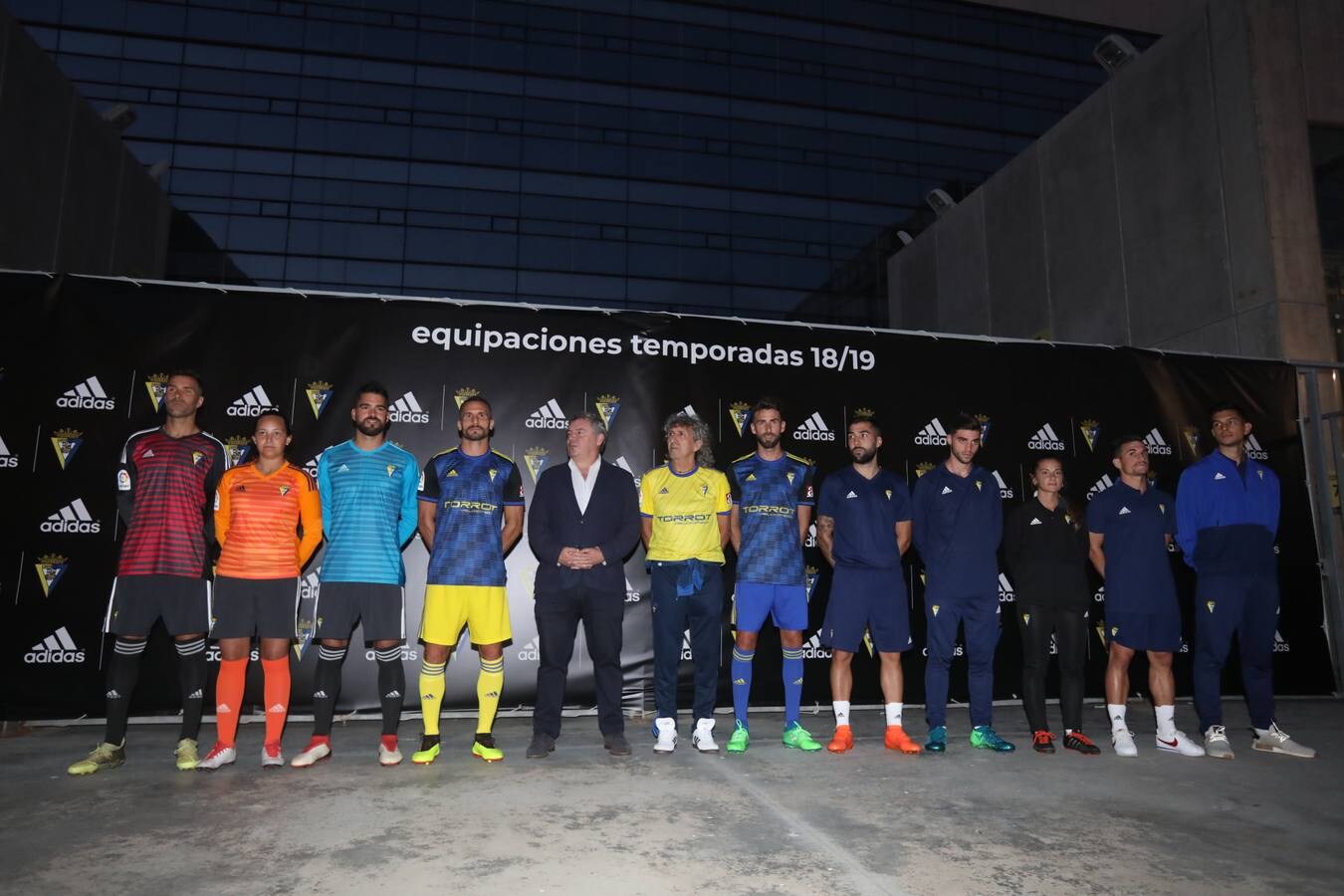 FOTOS: Mágico apadrina la nueva equipación del Cádiz CF