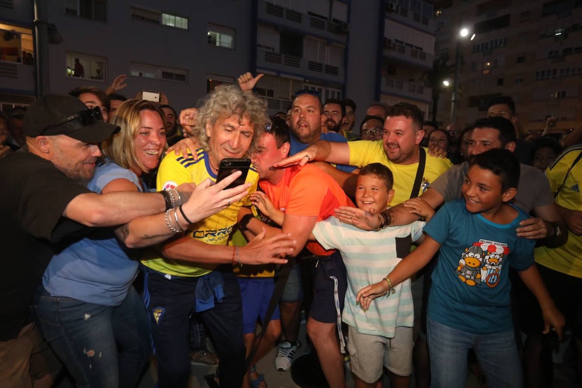 FOTOS: Mágico apadrina la nueva equipación del Cádiz CF