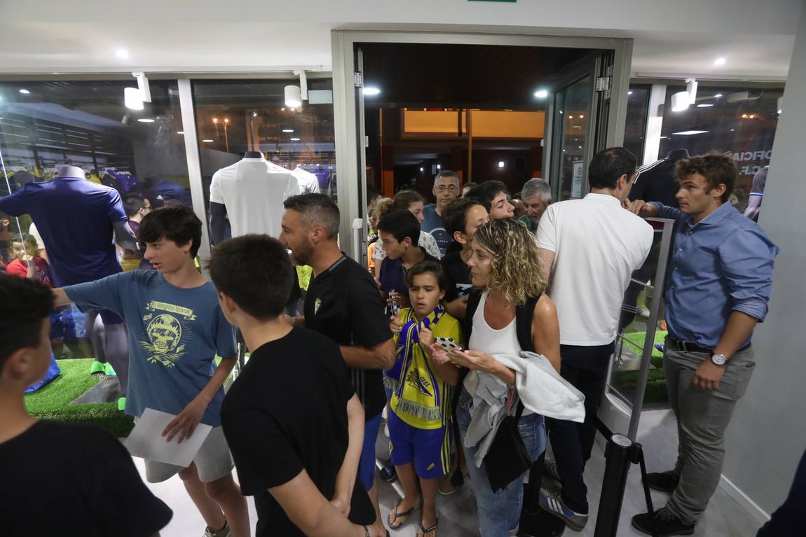FOTOS: Mágico apadrina la nueva equipación del Cádiz CF
