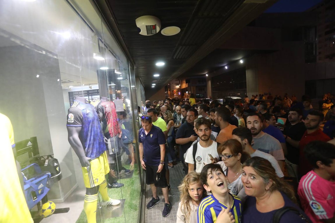 FOTOS: Mágico apadrina la nueva equipación del Cádiz CF