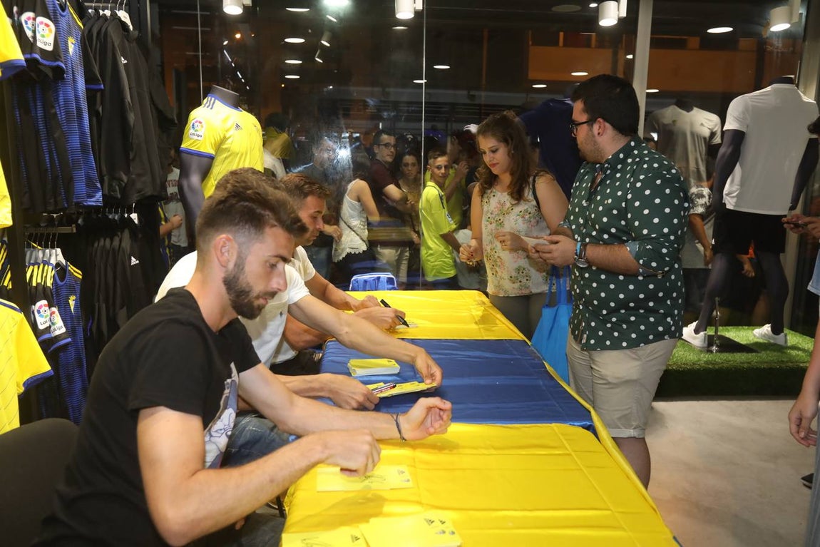 FOTOS: Mágico apadrina la nueva equipación del Cádiz CF