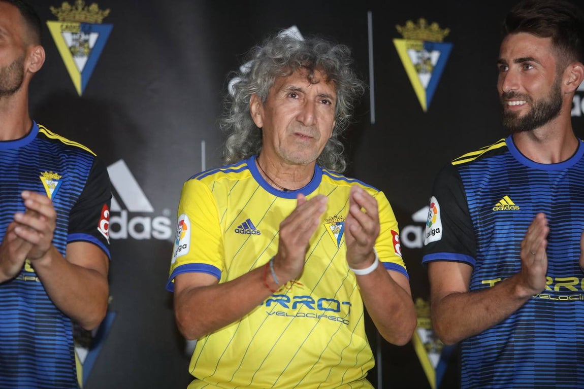 FOTOS: Mágico apadrina la nueva equipación del Cádiz CF