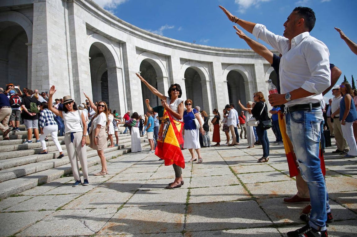 Cientos de personas han acudido este domingo al Valle de los Caídos para protestar contra la intención del Gobierno de Pedro Sánchez de exhumar los restos de Francisco Franco, a la que instó el pasado mes de mayo en una votación el Congreso.. 