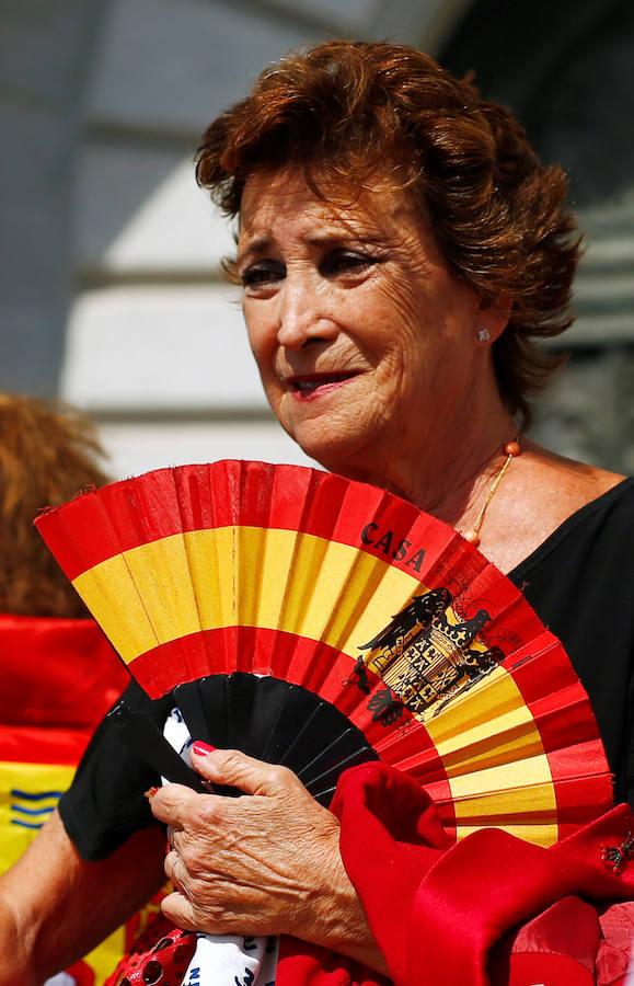 Cientos de personas han acudido este domingo al Valle de los Caídos para protestar contra la intención del Gobierno de Pedro Sánchez de exhumar los restos de Francisco Franco, a la que instó el pasado mes de mayo en una votación el Congreso.. 