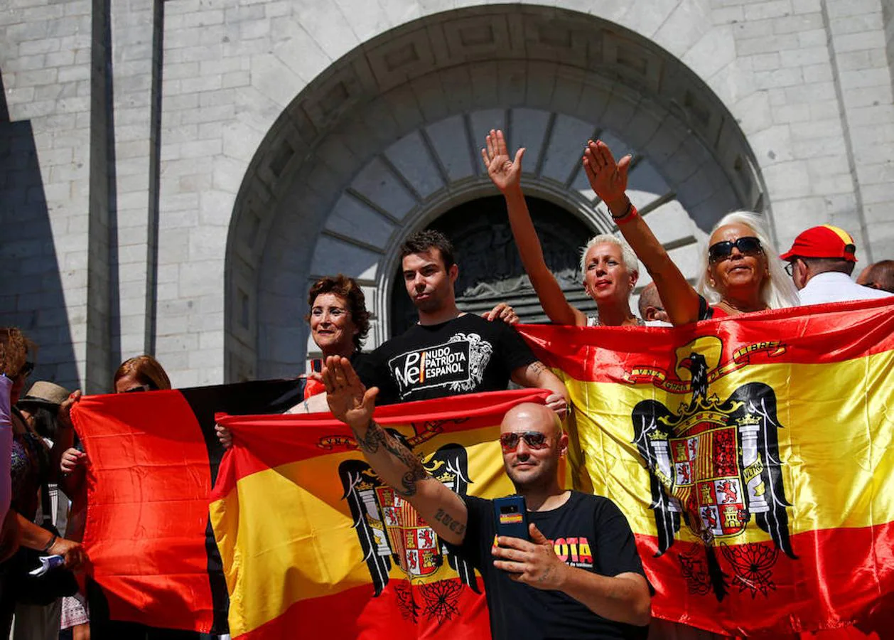 Cientos de personas han acudido este domingo al Valle de los Caídos para protestar contra la intención del Gobierno de Pedro Sánchez de exhumar los restos de Francisco Franco, a la que instó el pasado mes de mayo en una votación el Congreso.. 