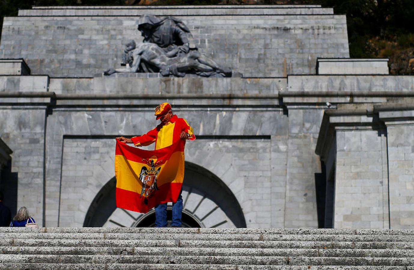 Cientos de personas han acudido este domingo al Valle de los Caídos para protestar contra la intención del Gobierno de Pedro Sánchez de exhumar los restos de Francisco Franco, a la que instó el pasado mes de mayo en una votación el Congreso.. 