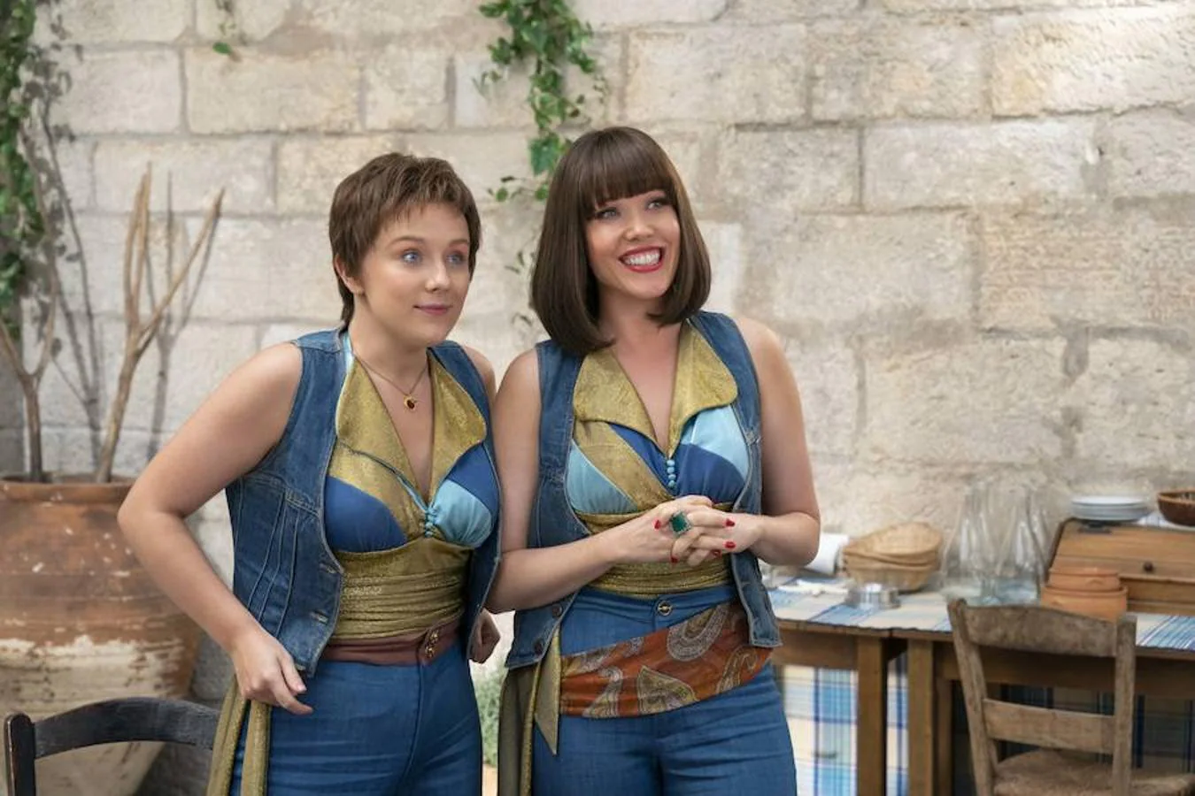2. La joven Rosie (Alexa Davies ) y la joven Tanya (Jessica Keenan) en Mamma Mia! Una y otra vez.
