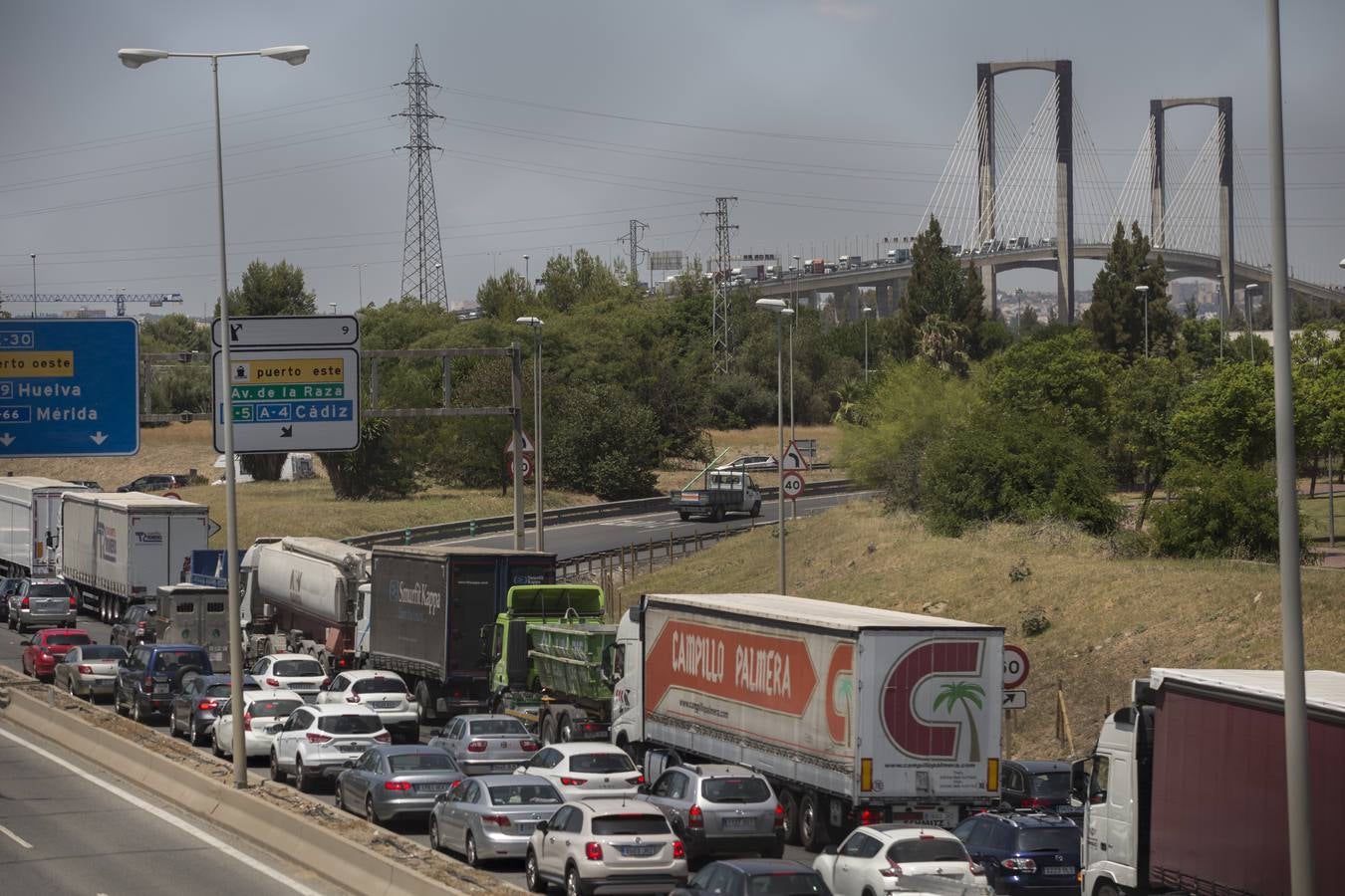 Primeros atascos por el cierre del puente de las Delicias