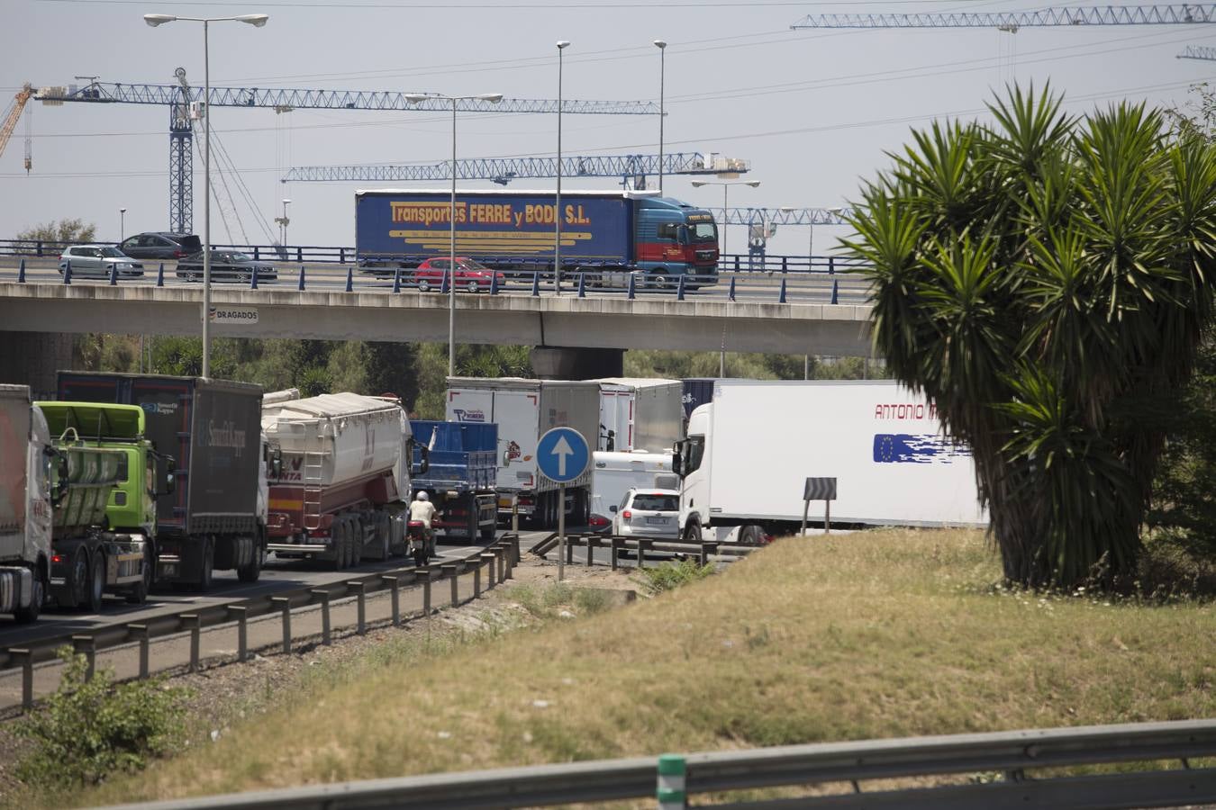 Primeros atascos por el cierre del puente de las Delicias