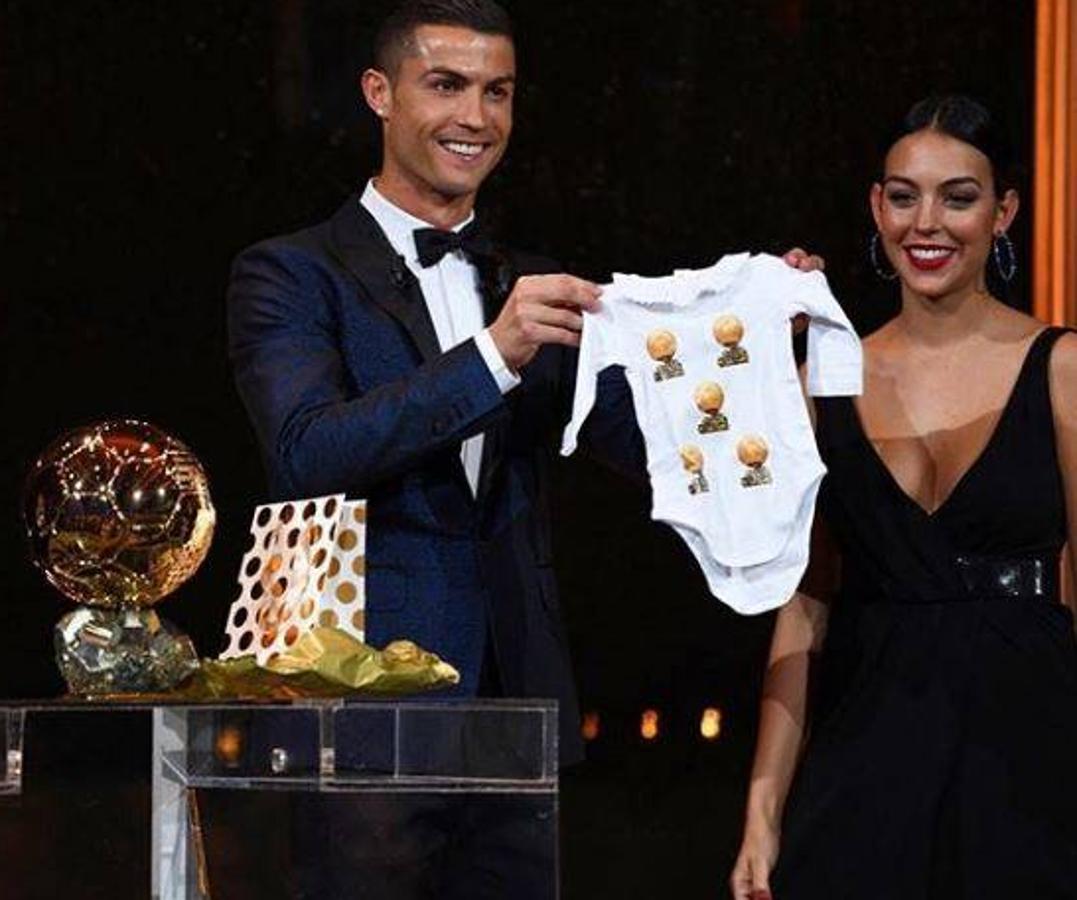 Regalos divertidos. La pareja recibió este body para su bebé en el que aparecen cinco balones de oro. Un regalo muy original que le entregaron al futbolista cuando fue galardonado con este premio.