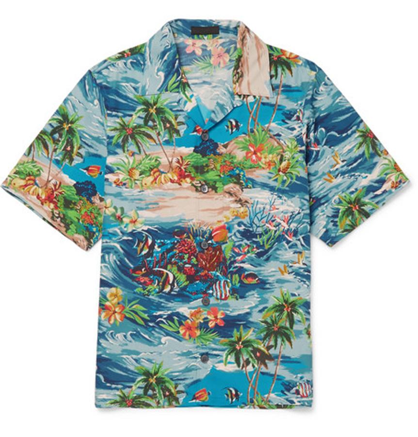 Camisa hawaiana de Prada. Aprovecha las rebajas y adquiere una prenda perfecta para el verano a mitad de precio. Prada firma esta camisa hawaiana retro con todos los ingredientes de este tipo de prendas, desde arrecifes a palmeras. Precio: rebajada de 690 a 345 euros.