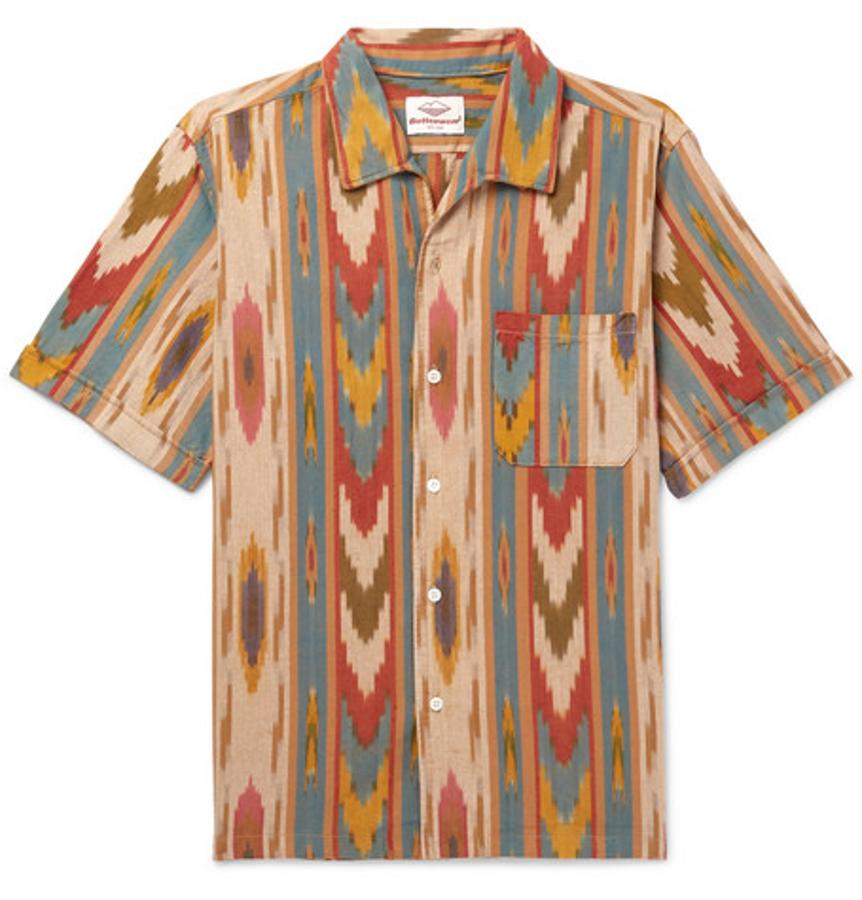 Camisa de Battenwear. Camisa de manga corta de algodón con mezcla de aires retro y africano a partes iguales de la marca Battenwear. Ideal para atreverse a llevarla desabotonada. Precio: 200 euros.