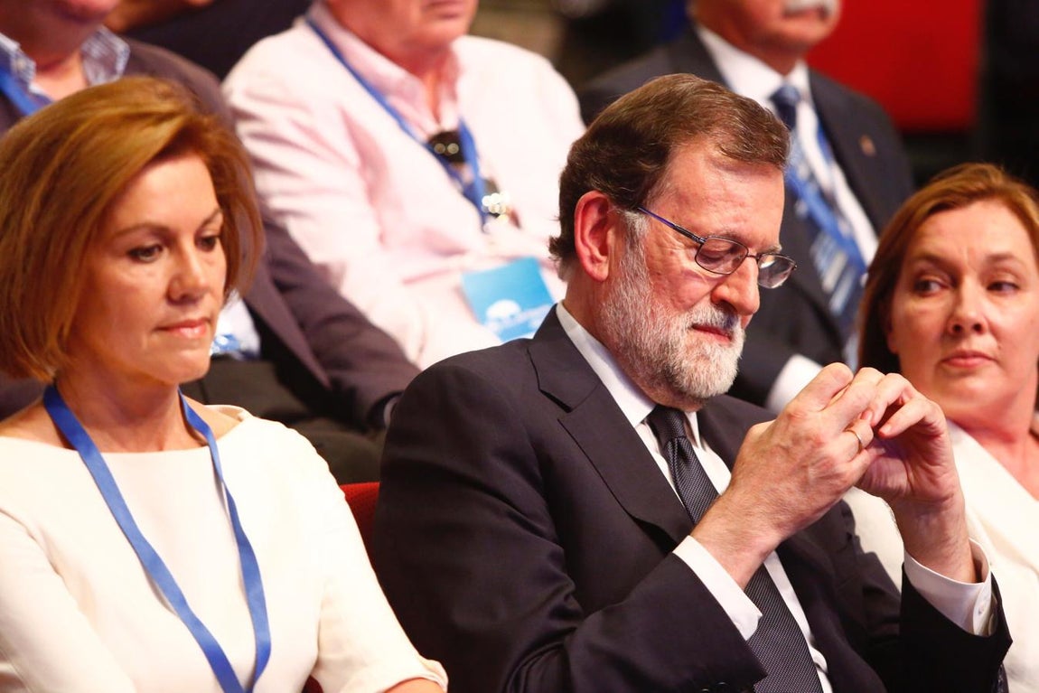 El expresidente del Gobierno, sentado junto a María Dolores de Cospedal durante el Congreso Nacional del PP. 
