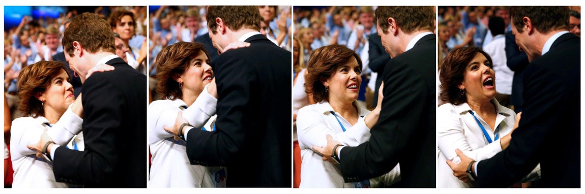 Combo de fotografías del saludo entre los dos candidatos a liderar al PP, Soraya Sáenz de Santamaría y Pablo Casado. 