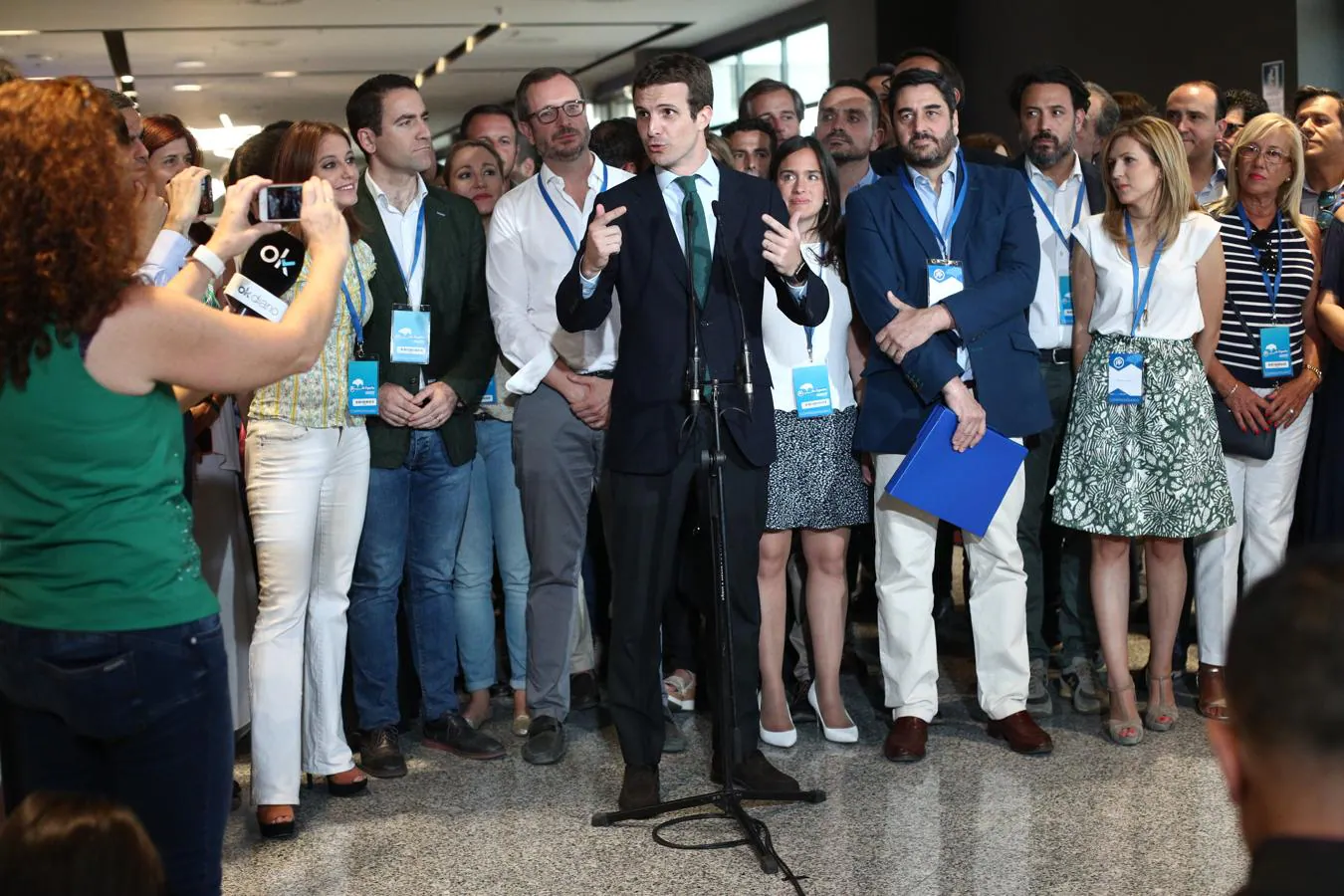 El exvicesecretario de Comunicación del PP, Pablo Casado, rodeado de su equipo en la candidatura para presidir el Partido Popular. 