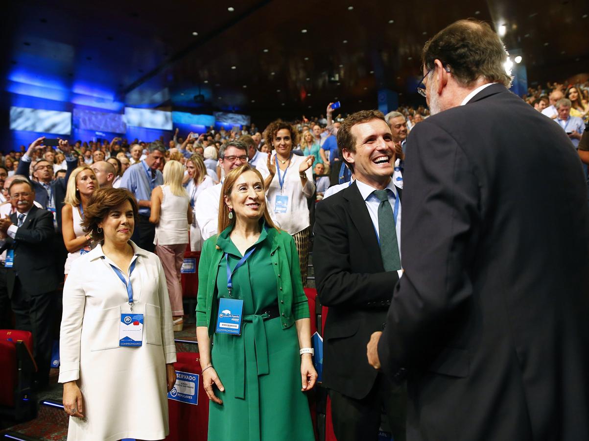 El expresidente del Gobierno, Mariano Rajoy (izqueirda), saluda a los candidatos a presidir el Partido Popular, Soraya Sáenz de Santamaría (derecha) y Pablo Casado (segundo por la izquierda). Todo ello en presencia de la presidenta del Congreso de los Diputados, Ana Pastor (centro). 