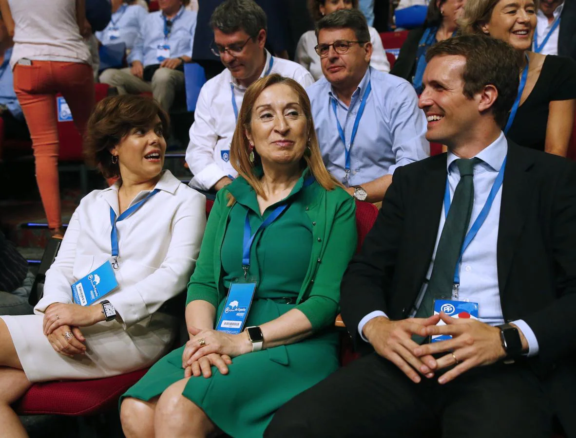 Los candidatos a presidir el Partido Popular, Soraya Sáez de Santamaría (izquierda), y Pablo Casado, acompañados de la presidenta del Congreso de los Diputados Ana Pastor. 