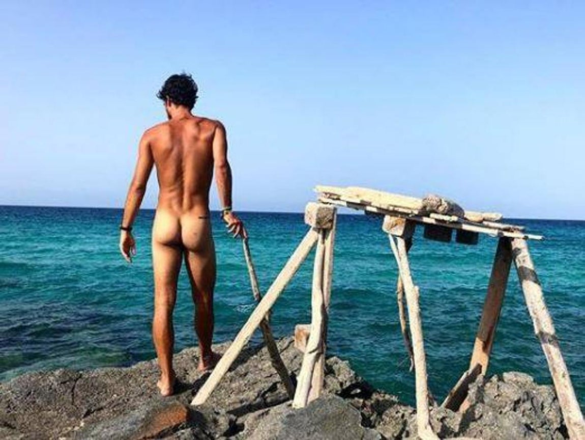 Jorge Brazález (MasterChef). El cocinero, que por motivos laborales pasa más tiempo en Formentera que en la península, se ha acostumbrado a la isla y campa por sus calas al natural