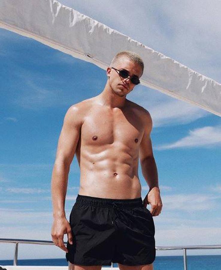 River Viiperi. El modelo español River Delfín Canomanuel Viiperi ha pasado unos días en Ibiza junto a su pareja, la también modelo barcelonesa Jessica Goicoechea