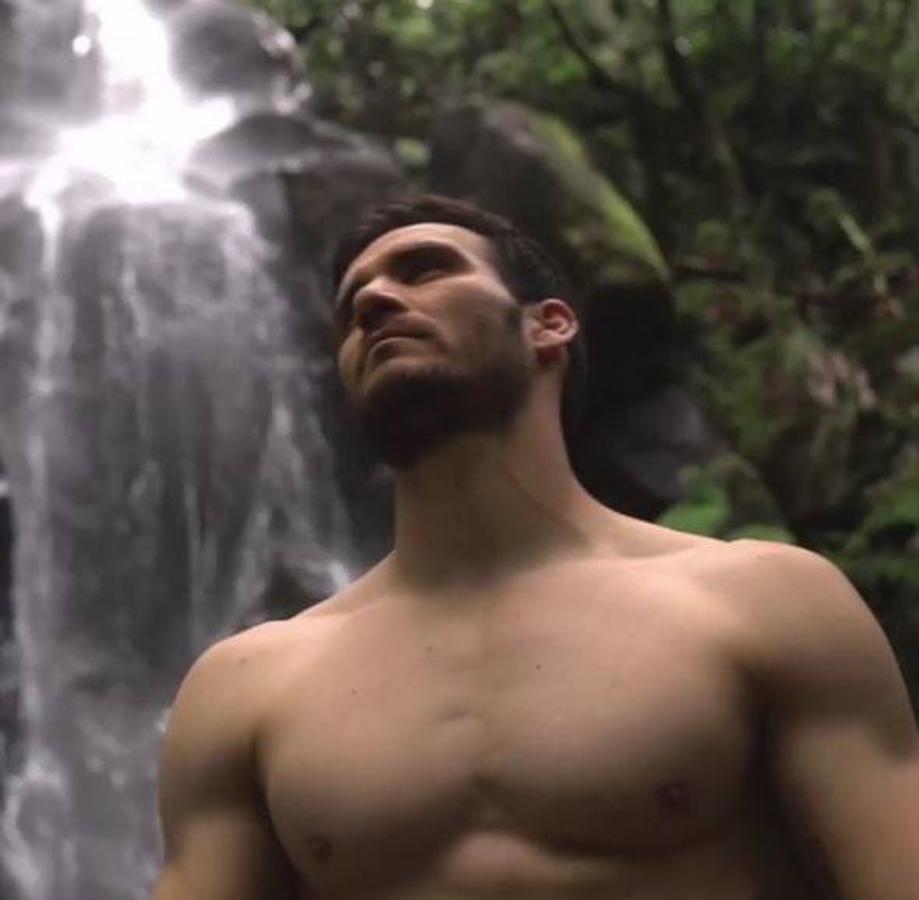 Saul Craviotto. El piragüista y policía español ha pasado unos días en la isla portuguesa de Madeira y ha regalado este posado como parte del spot que promociona el nuevo perfume de Adolfo Dominguez: Agua Fresca Citrus Cedro