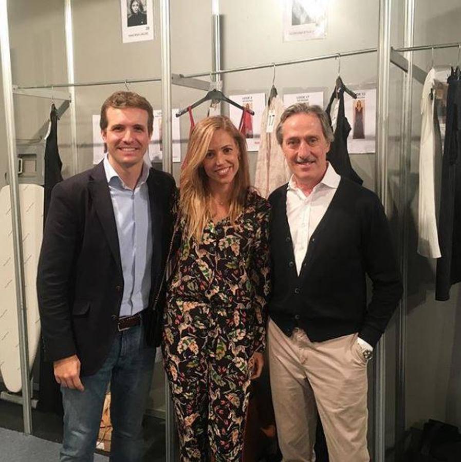 Casado y Torres no se suelen perder la Mercedes-Benz Fashion Week Madrid. Es frecuente ver imágenes de ambos en las redes sociales del político con algún diseñador. 