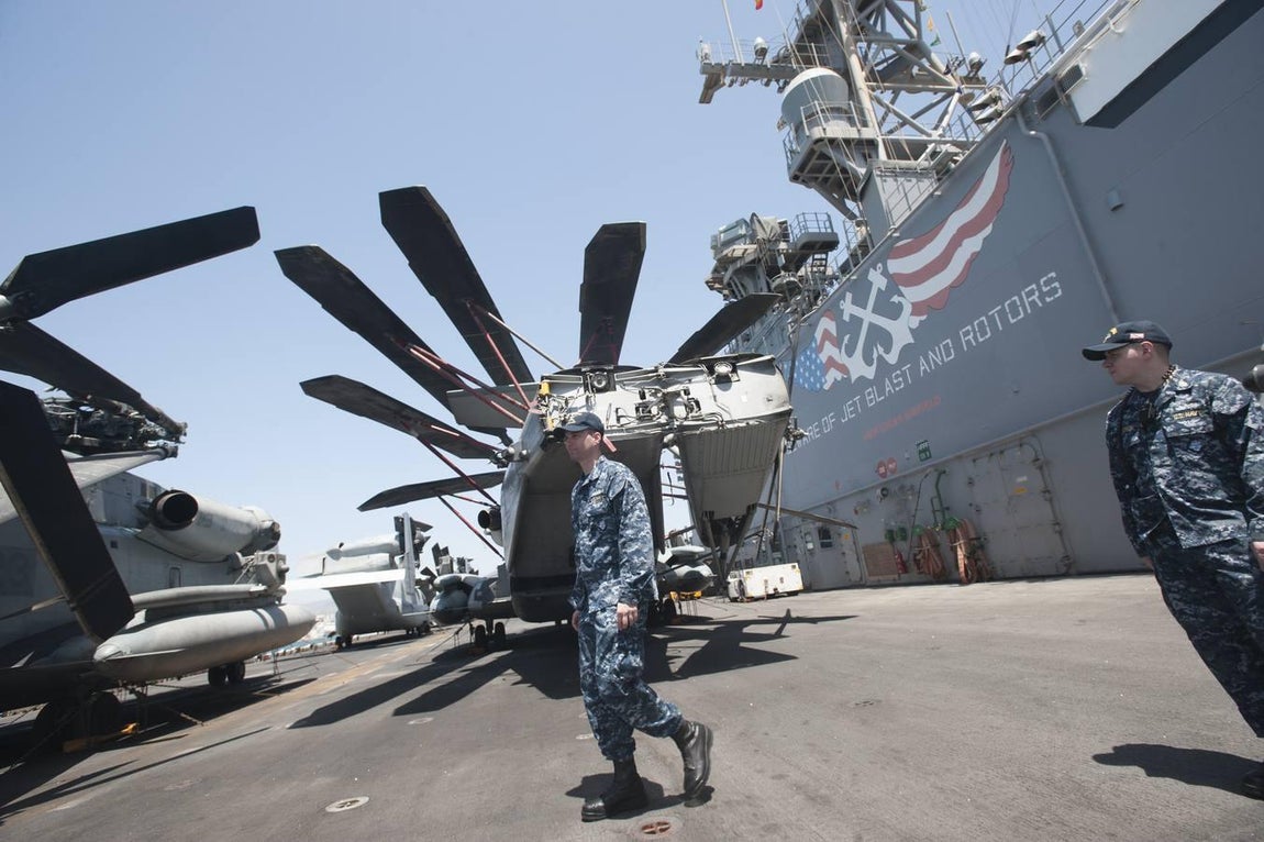 Málaga recibe al portaviones norteamericano Iwo Jima